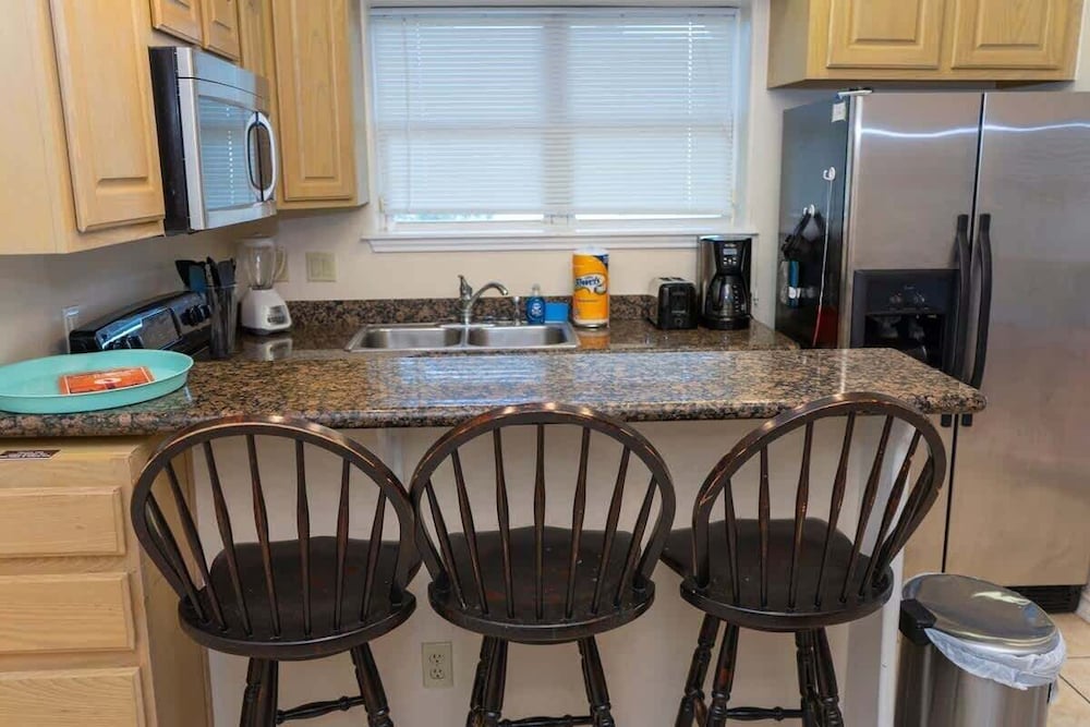 Open & Modern Pool #b Walk To Beach 2 Bedroom Condo