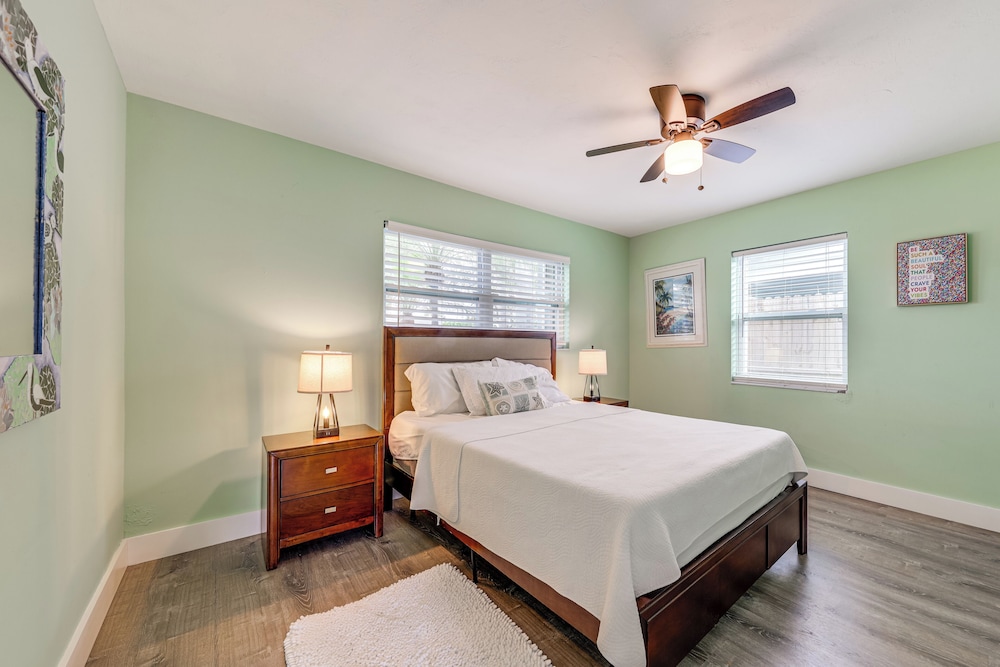 1 Mi to Beach: Sunny Lantana Cottage w/ Pool!