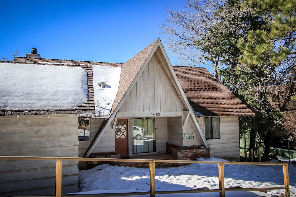 Fenced Somen Cabin within walking distance to the Slopes by RedAwning
