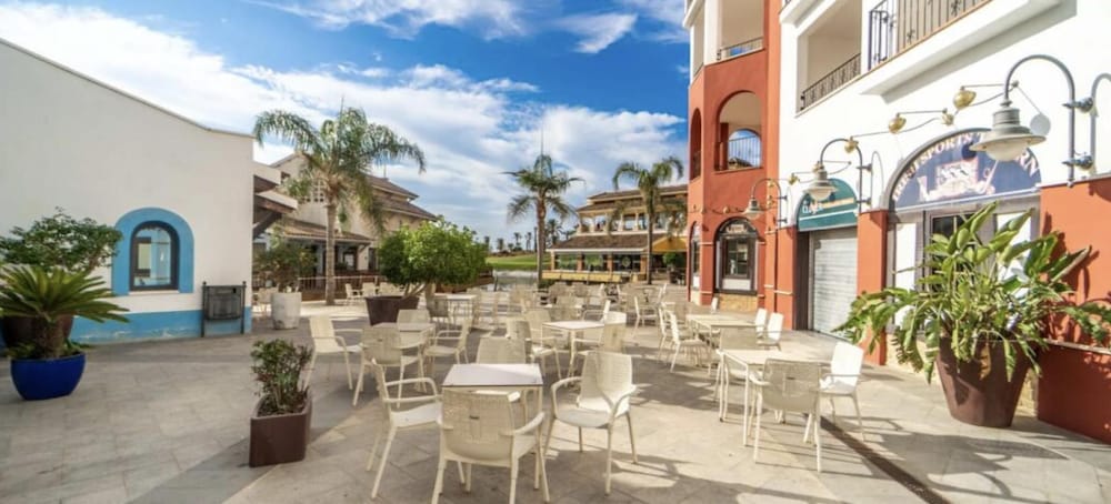 Golf Resort - Apartment - Sleeps4 - Pool - Parking