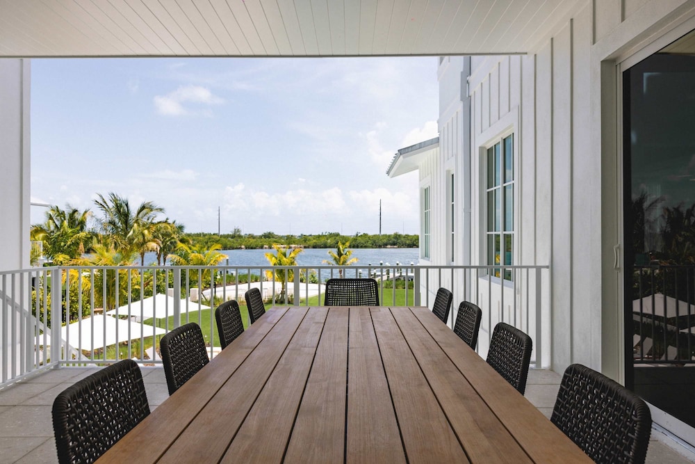 New Waterfront Home - Dreamside House