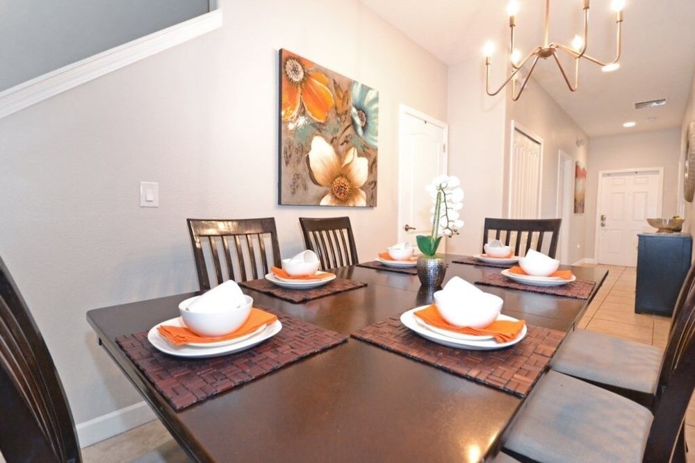 Majestic Retreat 5 Bedroom Townhouse by RedAwning
