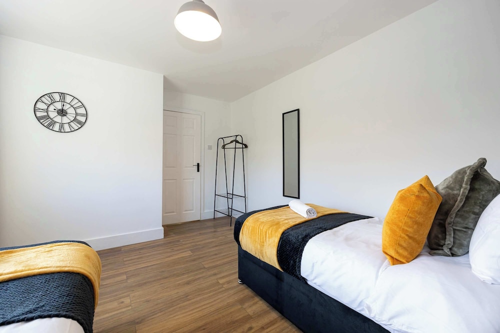 Spacious Apartment Near MCR Airport