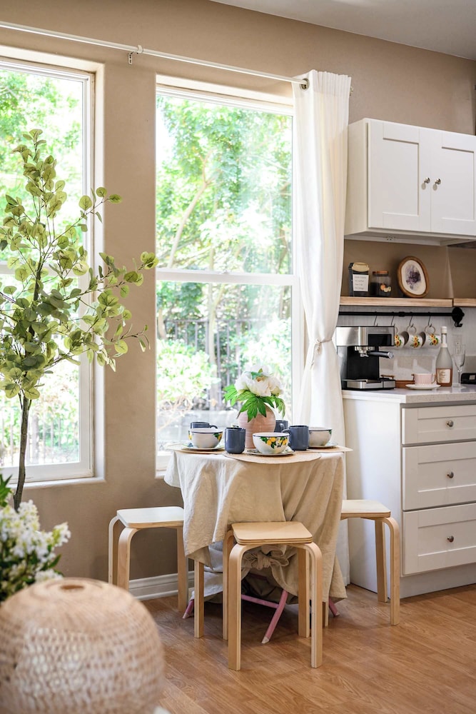 Tranquil Nature Retreat Private Patio & Cozy Charm