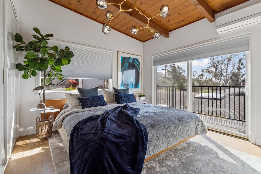 Serene Oceanview Escape With Expansive Deck 3 Bedroom Home