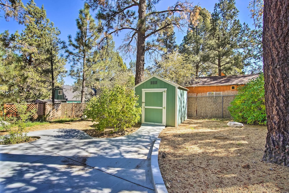 Cozy Sugarloaf Cabin w/ Deck & Yard: 3 Mi to Lake! view 4
