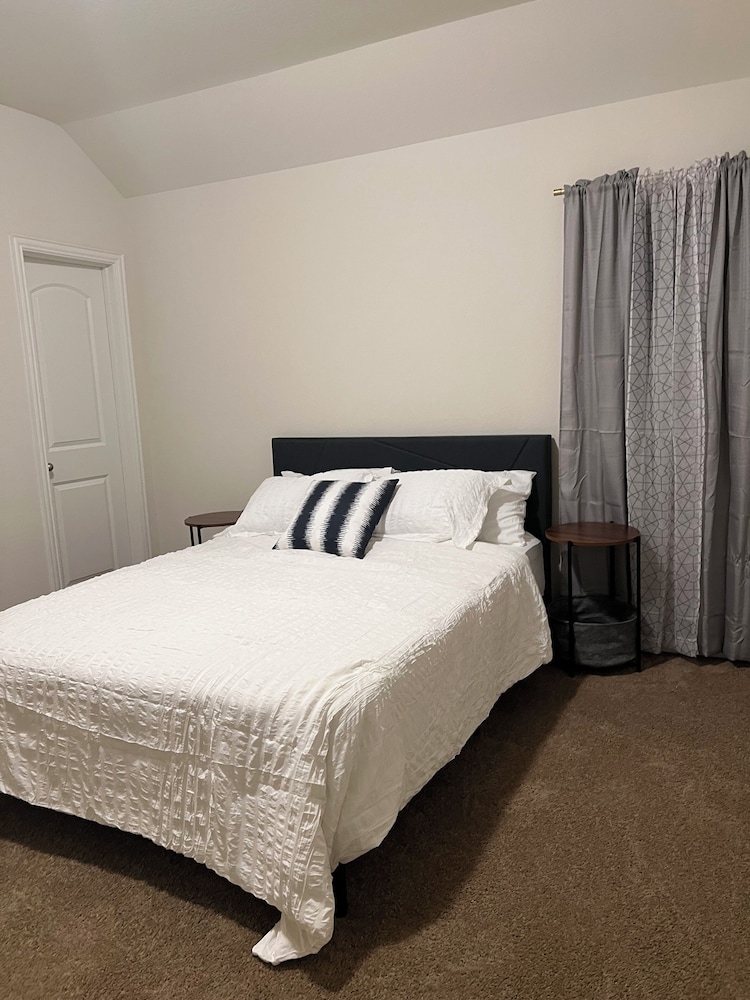 Balmoral Lakeside 5br 4ba House