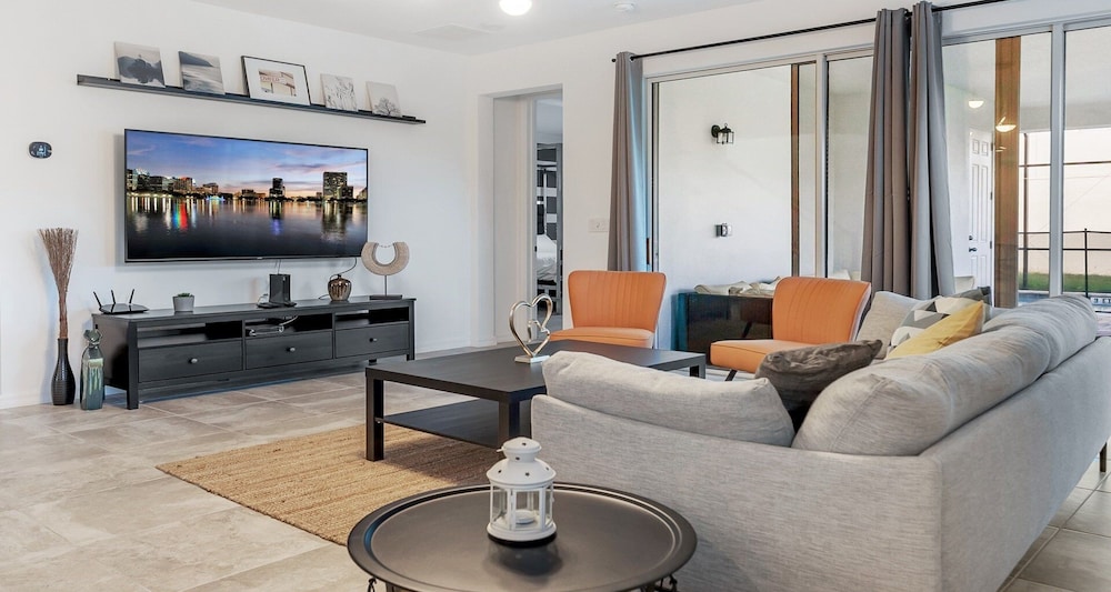 Family Oasis: Pool, Jacuzzi & Resort Access - Image 1