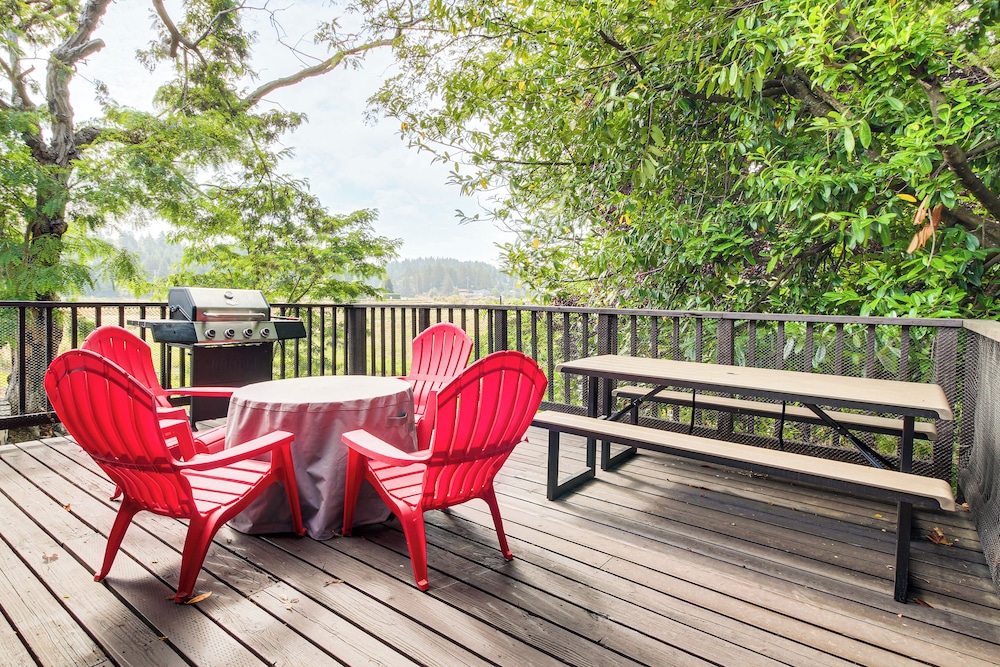 2 Mi to Downtown Coos Bay: Home w/ Deck, Fire Pits