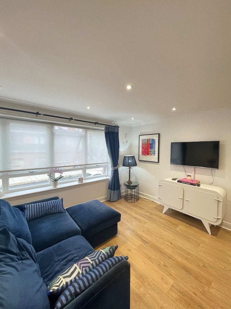 Chic 1BD Flat - 10 Minutes to Victoria Park!