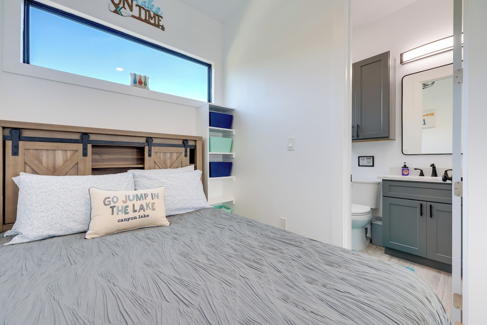 Cozy Canyon Lake Studio w/ Forest & Creek Views!