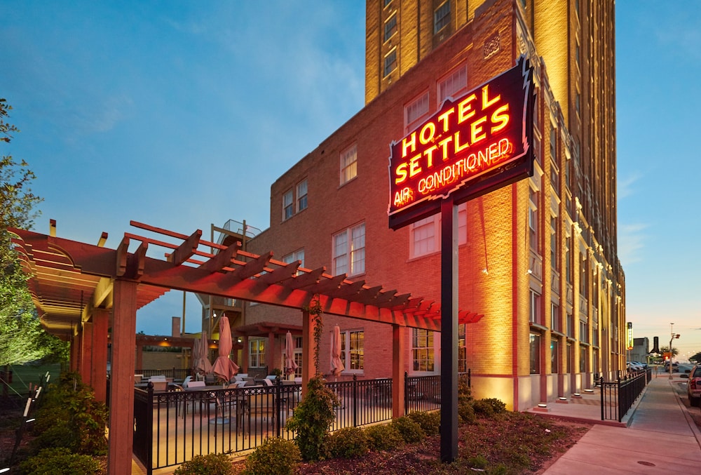 Big Spring Vacations - Hotel Settles - Property Image 1