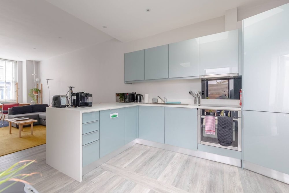 Chic & Spacious 2BD Flat -2 Mins to Baron's Court