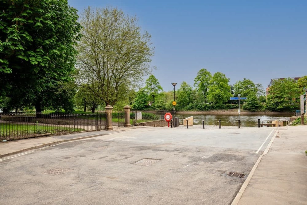 Blue Bridge View - Sleeps 7 With Free Parking
