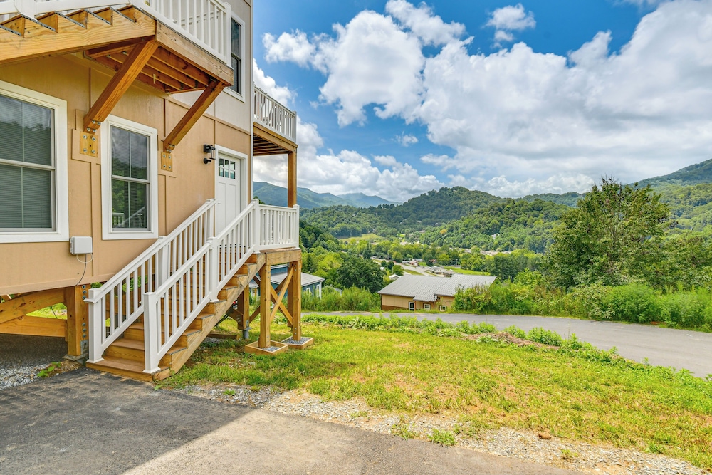 Hike & Ski: Mtn-view Retreat in Maggie Valley!