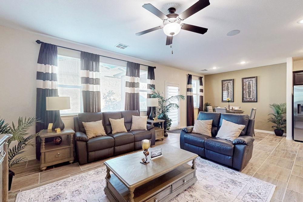 4BR w/ Private Yard, Outdoor Games, Grill, & W & D