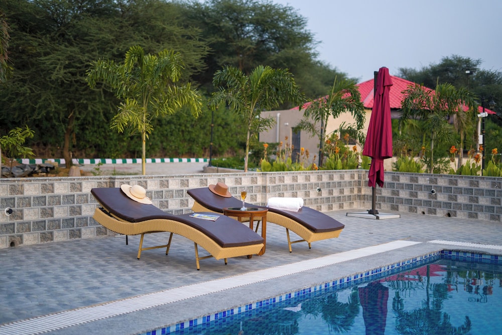 ELIVAAS 5 BHK With Pvt Pool - Zenora