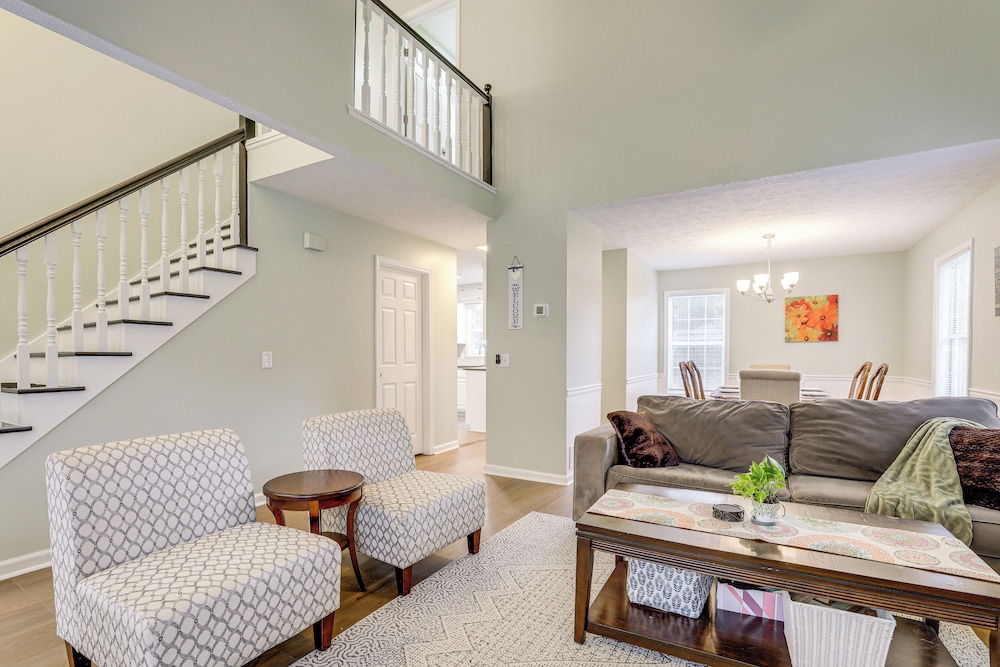 Hike, Golf, Explore: Home 10 Mi to Lake Lanier!