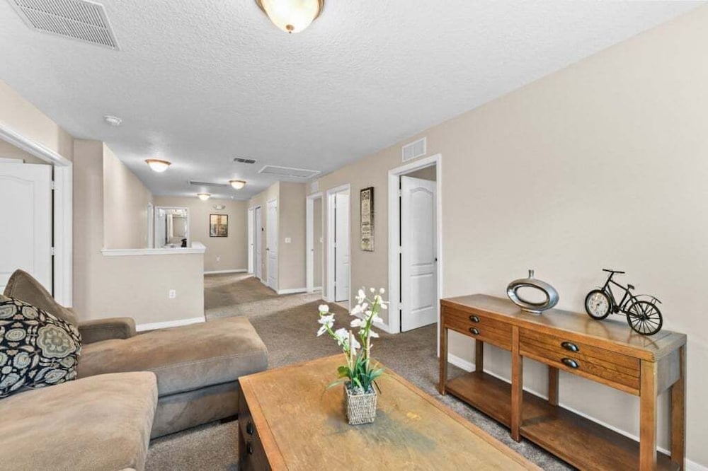 Spacious 6br Villa W/ Private Pool near Disney 6 Bedroom Villa
