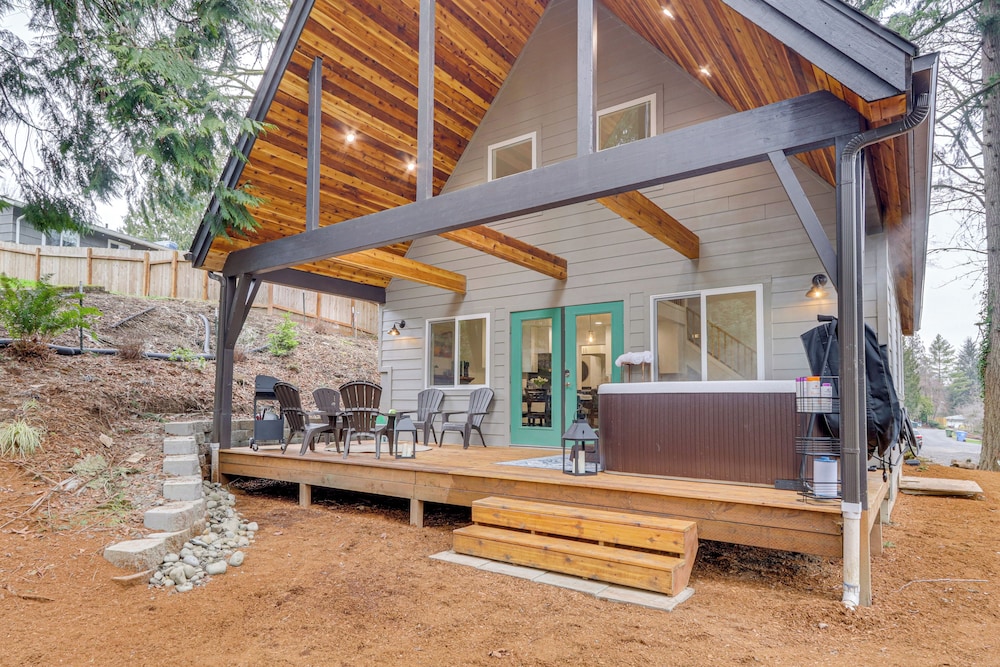 Near Rivers & Boating: Home w/ Hot Tub in Longview