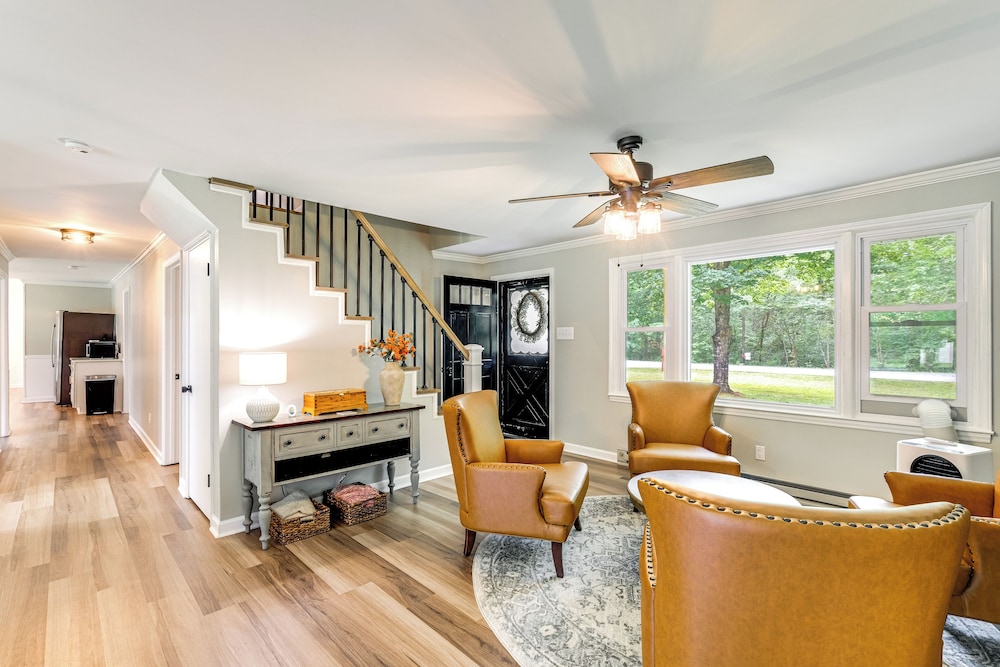 Alleghany Mountain Cottage w/ Porch & Backyard