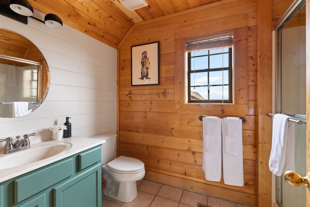 Bears Den Way Resort Cabin w Games Hot Tub View Mins From Dollywood