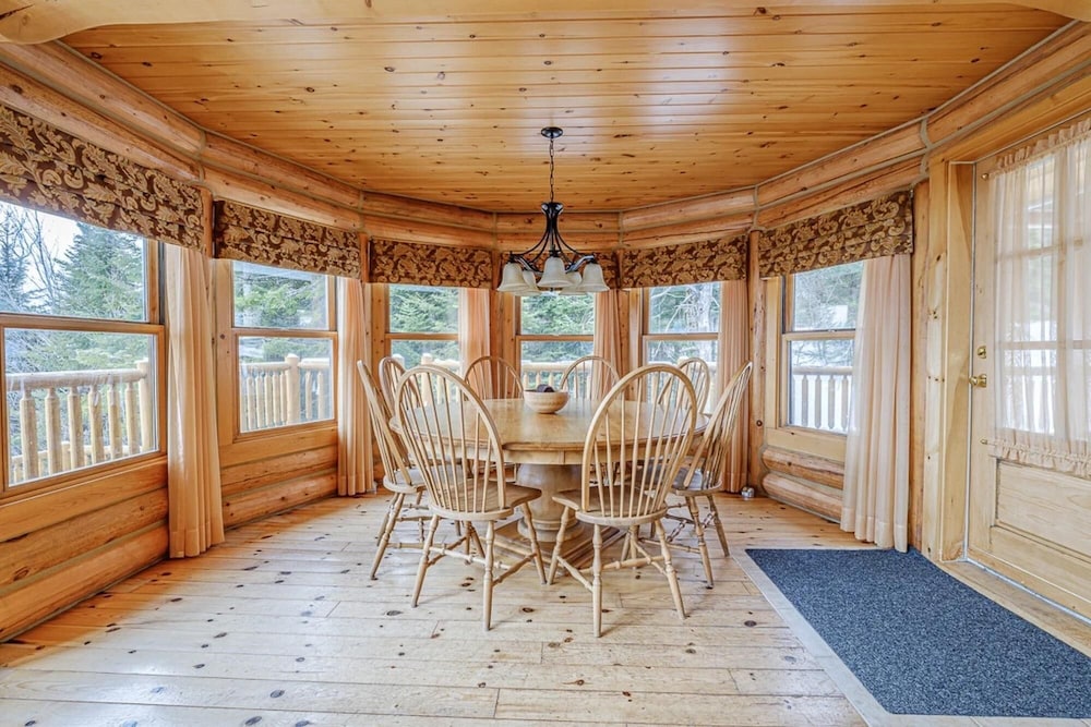 Duc 83 - Luxury log Cottage With hot tub and Exterior Barrel Sauna