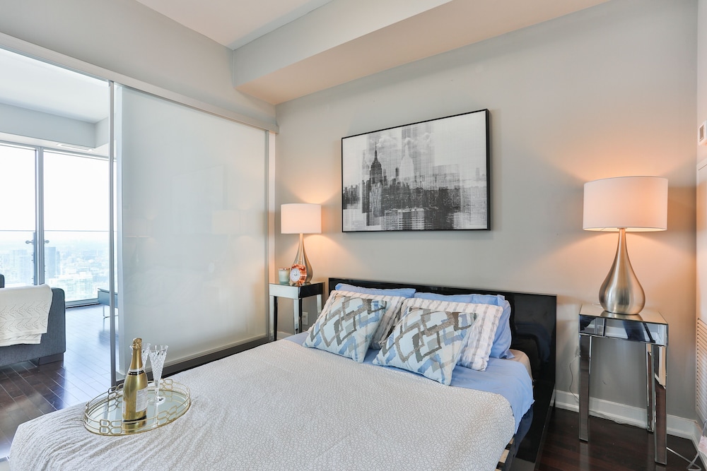 Luxury Lakeview Skyscraper by CN Tower - Image 2