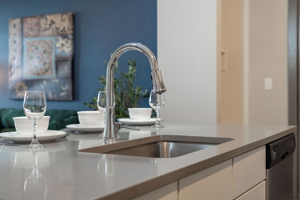 Monarch Apartments 15m to Parks, Pet Friendly, Free Parking by Heavenly Homes