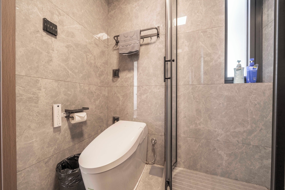 Tyms Hongqiao Deluxe 3BR 2BA APT