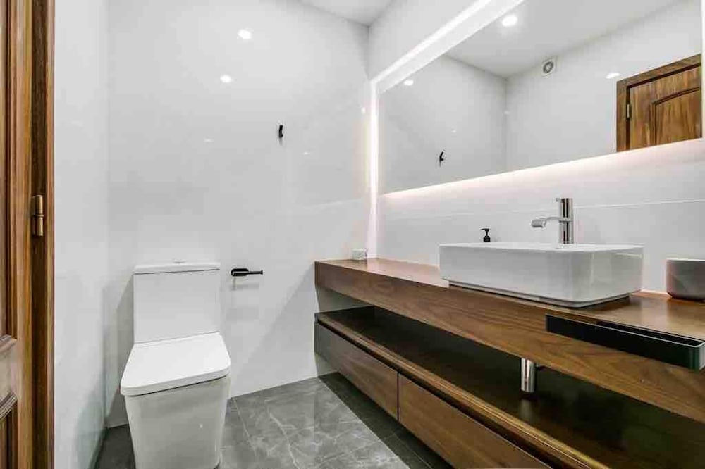Bright Flat by Carcavelos Beach With Fast Wi-fi