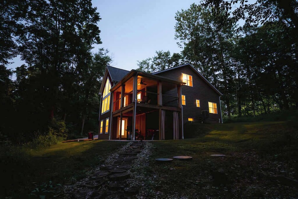 Modern 2 BD Cabin With hot tub & Games & Central Loc