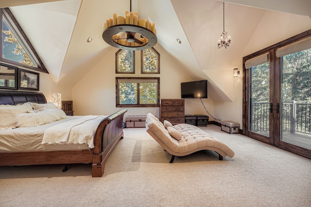 Fairway Drive Retreat 6 Bedroom Home
