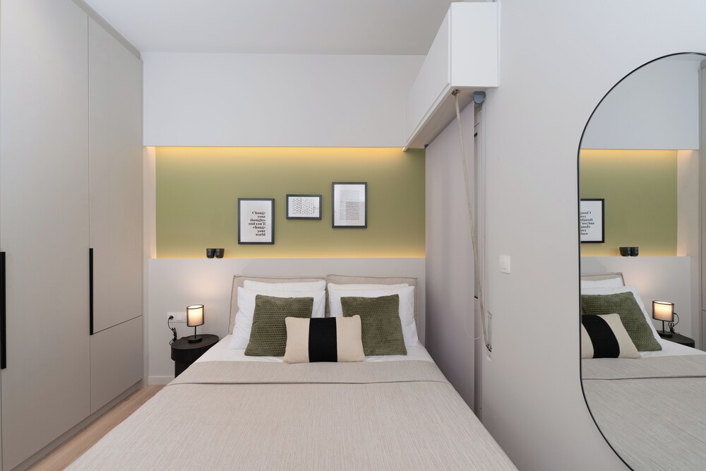 Spacious & Stylish Athens Apartment - Walk To Metro