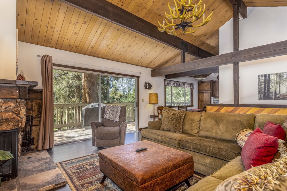 1 Mi to Slopes: Big Bear Ski Haven w/ Hot Tub