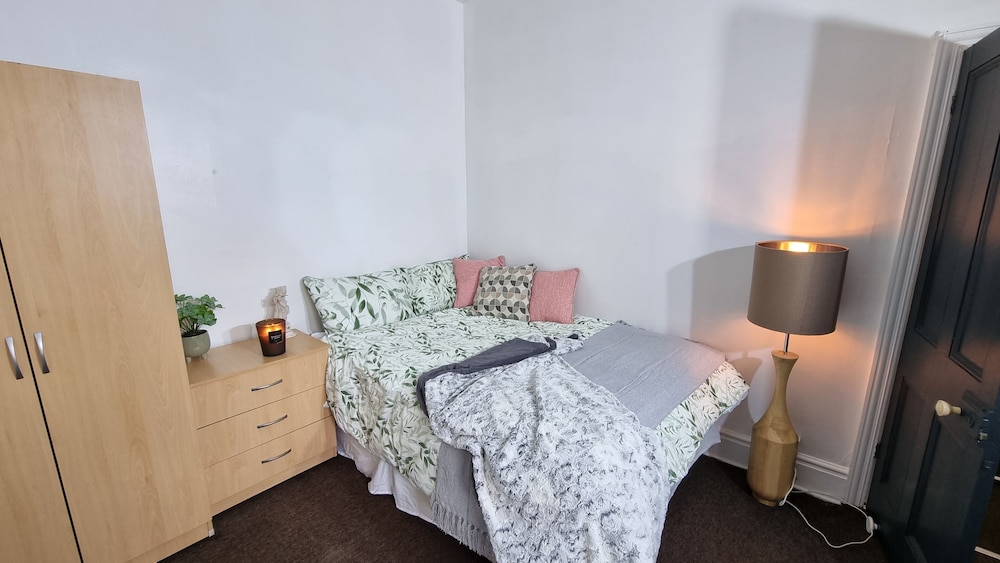 Spacious 4-bed House Great Location Coventry view 2