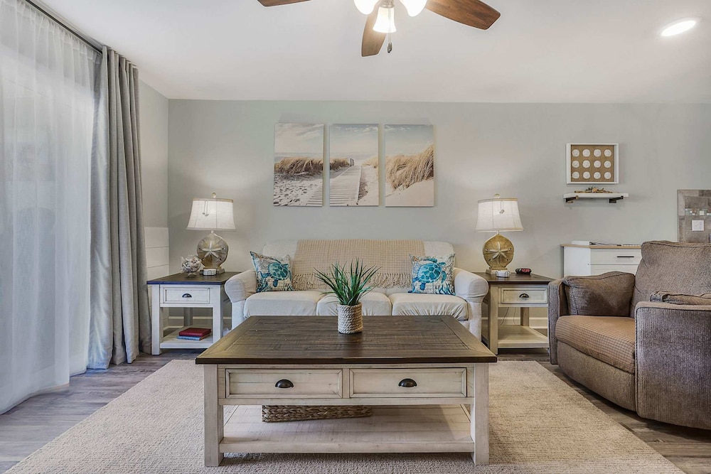Lagoon Landing 202- Beautifully Decorated Condo With Balcony Pool Steps to Beach Lagoon
