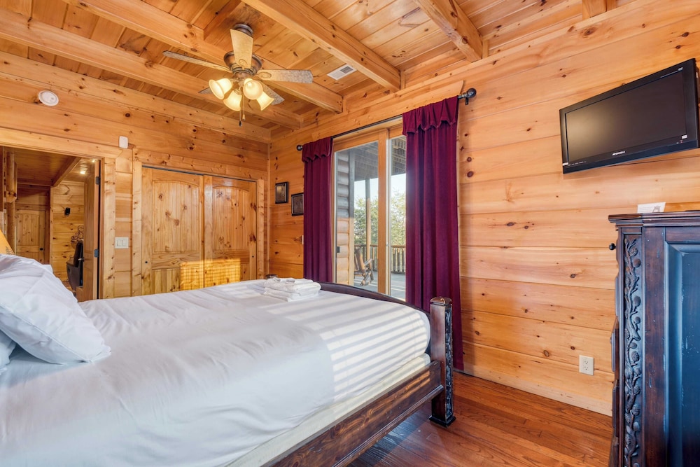 Luxury Cabin w/ Elevator, Theater & Hot Tub Near Dollywood Smoky Vista Lodge