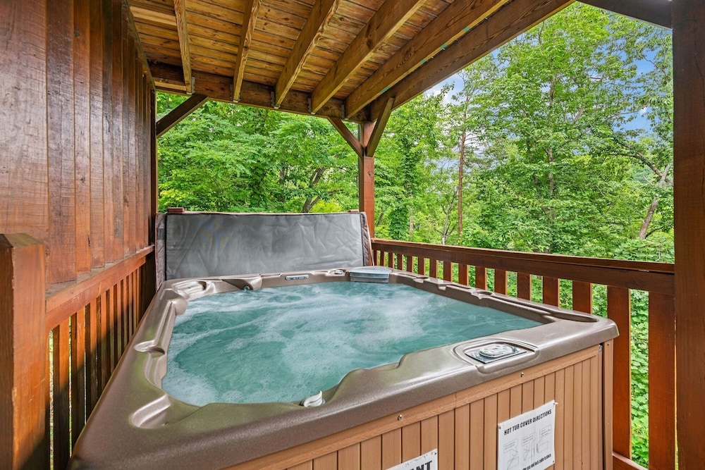 Triple Mountain View Stunning 4 BDR Cabin w/ Private Hot Tub, Game Room