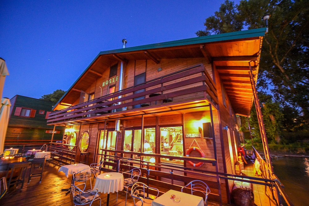 San Art Floating Hostel&Apartments