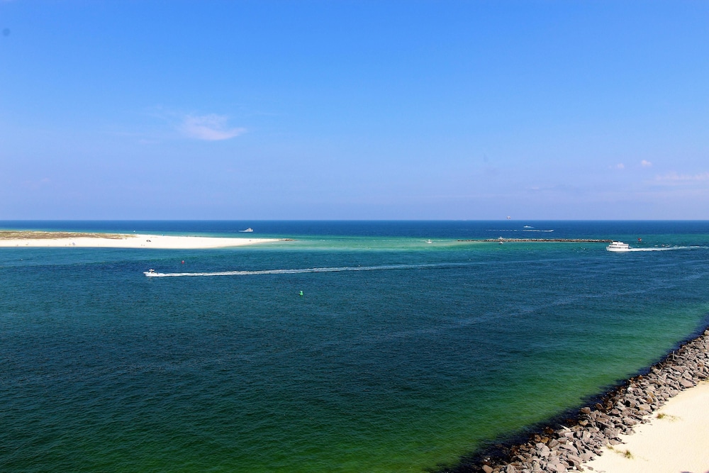 Grand Pointe 702