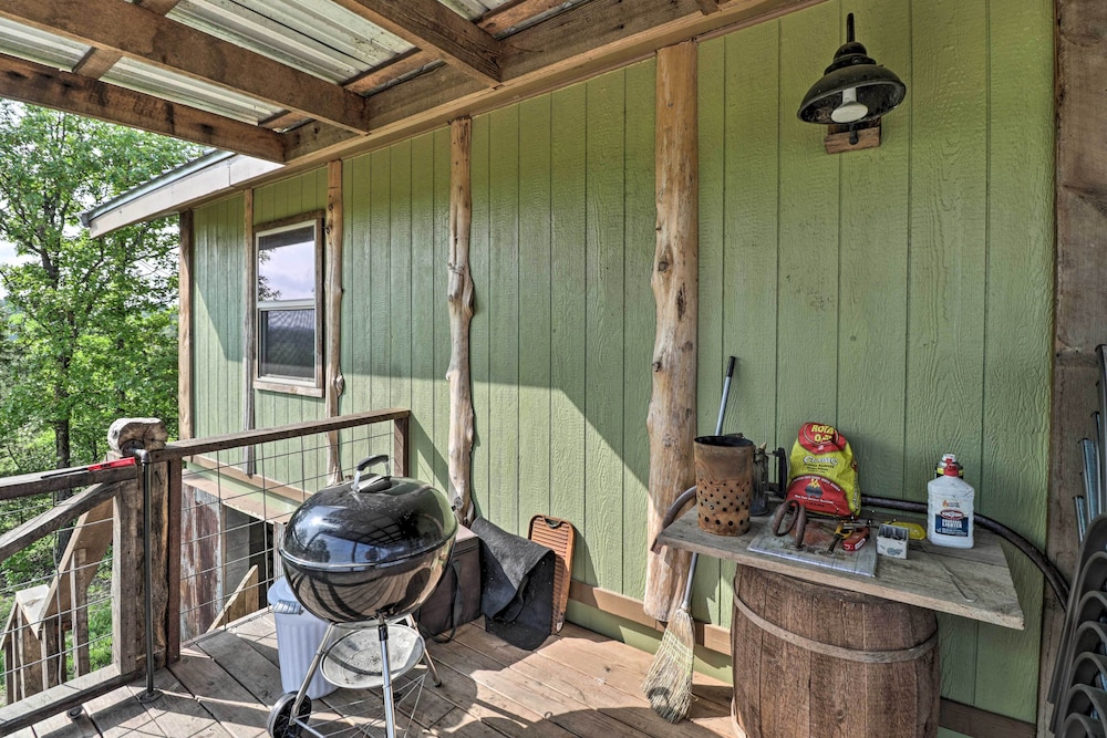 'cj's Crooked Hideaway' - Secluded Retreat! view 2