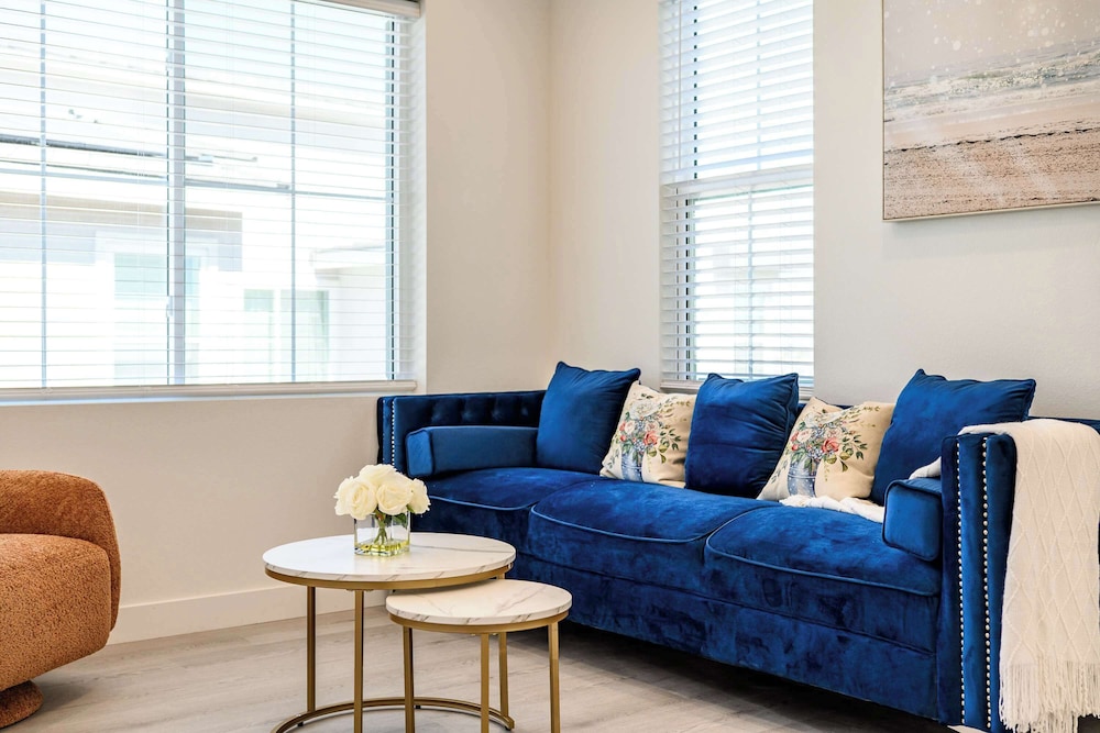Stylish 3BR Oasis in Palm Desert Near El Paseo Zoo