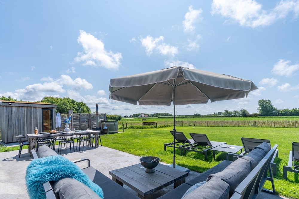 Modern 6-person Villa With Private Hot Tub - Near Beach & Nature