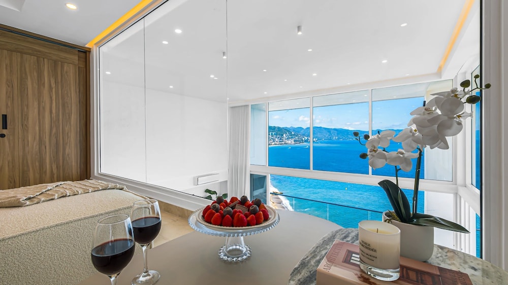 Beachfront Luxury 4BR Penthouse With Incredible Ocean Views
