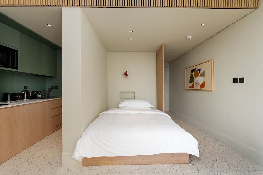 Business Bay Chic Studio w Pool Gym