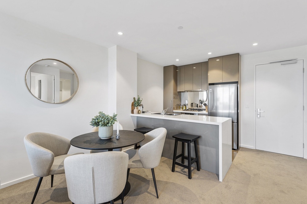 Elegant 2-bed Apartment With Balcony & City Views