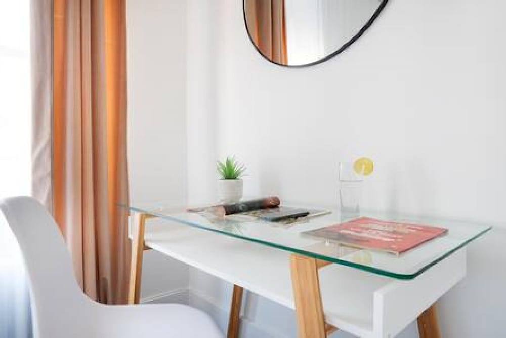 444-4c Newly Renovated Studio in Hell s Kitchen