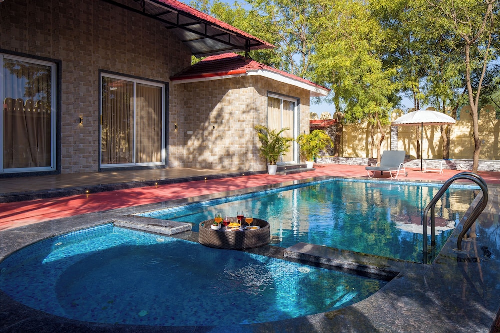 Alaya Stays 5BHK Roohmon's Farm Pvt Pool