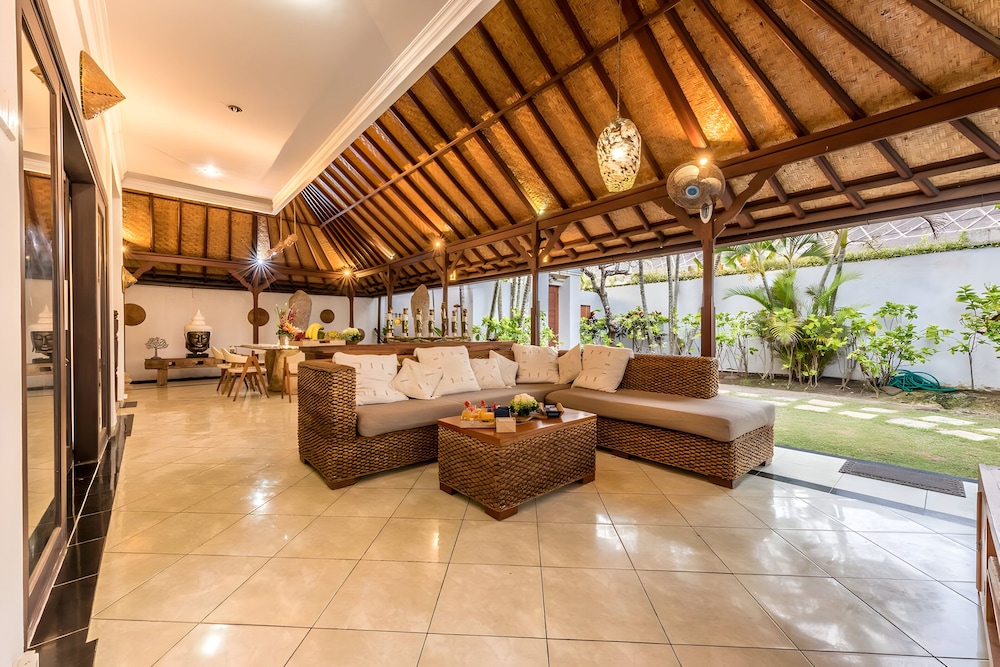 Villa Panda Seminyak Next to KU DE TA